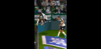 Piłkarz Coritiby CELEBRUJE GOLA, skacze przez bandy reklamowe i... xD [VIDEO]